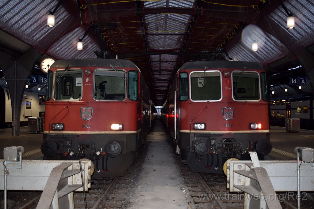 7249-0013-291220.jpg - SBB-CFF Re 4/4'' 11200 (Re 420.200-8)  (Re 91 85 4 420 200-8 CH-SBB) + SBB-CFF Re 4/4'' 11302 (Re 420.302-2)  (Re 91 85 4 420 302-2 CH-SBB) / Zürich HB 29.12.2020