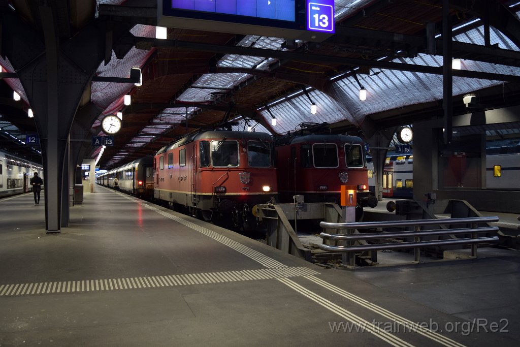 7249-0020-291220.jpg - SBB-CFF Re 4/4'' 11200 (Re 420.200-8)  (Re 91 85 4 420 200-8 CH-SBB) + SBB-CFF Re 4/4'' 11302 (Re 420.302-2)  (Re 91 85 4 420 302-2 CH-SBB) / Zürich HB 29.12.2020
