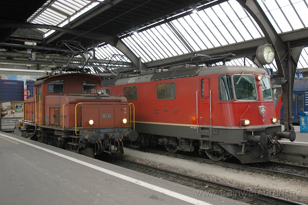 1806-0021-090110.jpg - SBB-CFF Ee 3/3 16430 + SBB-CFF Re 4/4'' 11201 / Zürich HB 9.1.2010