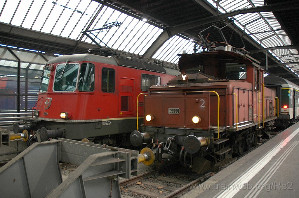 1806-0033-090110.jpg - SBB-CFF Ee 3/3 16430 + SBB-CFF Re 4/4'' 11201 / Zürich HB 9.1.2010