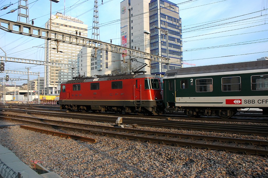 2073-0032-040311.jpg - SBB-CFF Re 4/4'' 11201 / Zürich-Oerlikon 4.3.2011