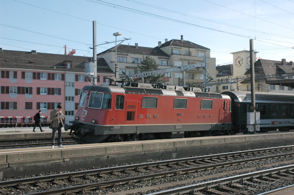 2087-0015-010411.jpg - SBB-CFF Re 4/4'' 11204 / Zürich-Oerlikon 1.4.2011