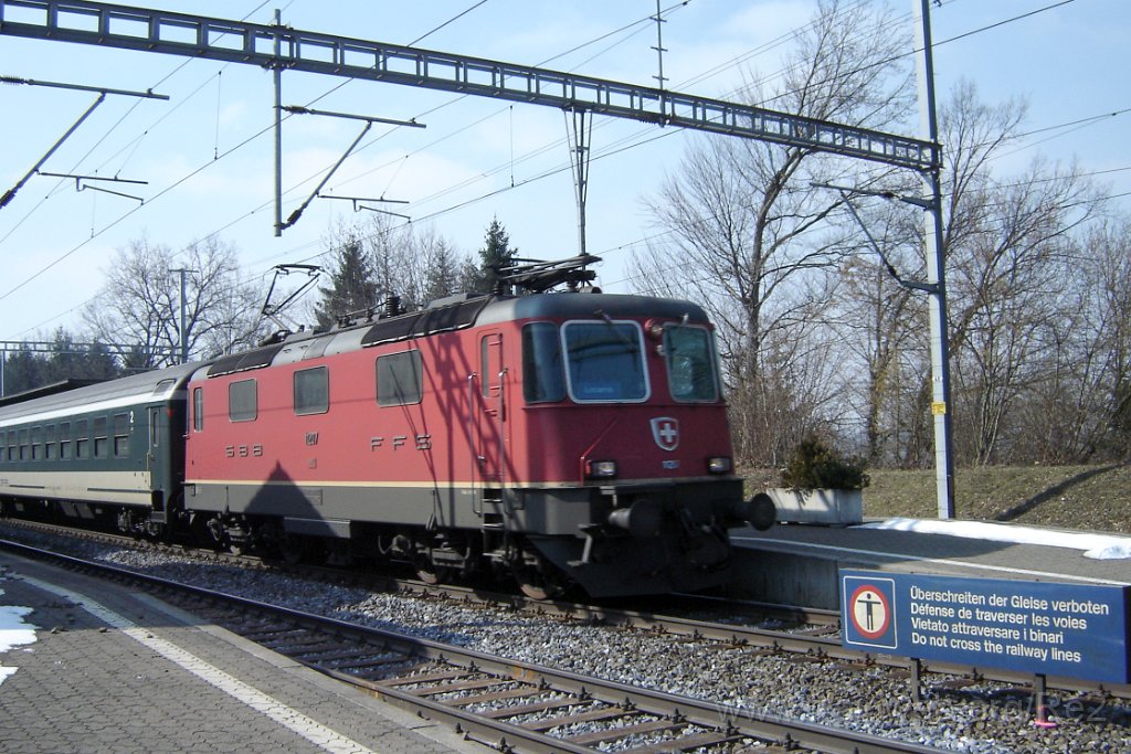 1142-0033-140306.jpg - SBB-CFF Re 4/4'' 11207 / Gisikon-Root 14.3.2006