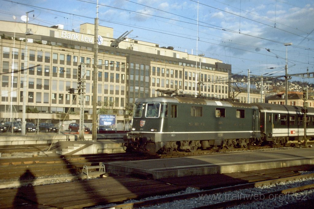 0696-0034.jpg - SBB-CFF Re 4/4'' 11208 / Zürich HB 29.11.1997