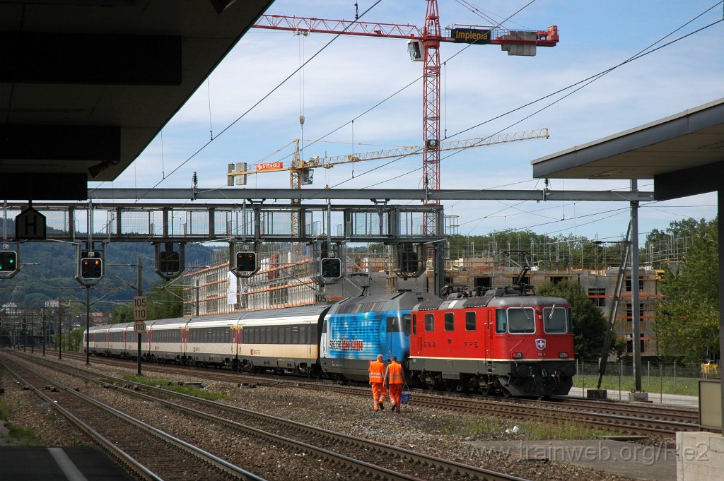 1970-0027-250810.jpg - SBB-CFF Re 4/4'' 11208 + SBB-CFF Re 460.020-1 ''SRG SSR Idée Suisse'' / Glanzenberg 25.8.2010