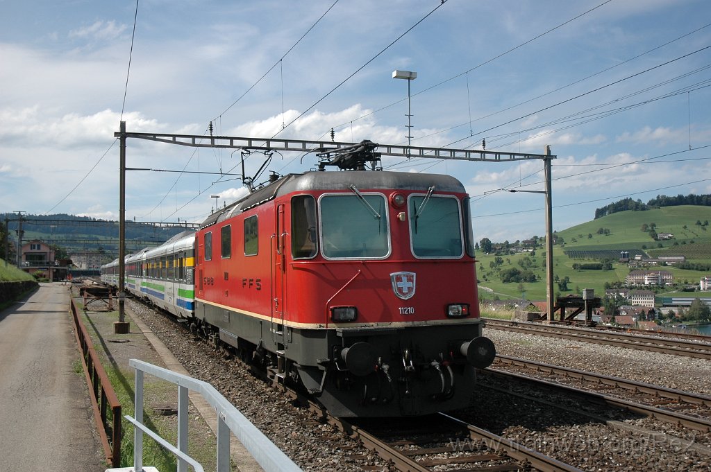 1701-0017-200709.jpg - SBB-CFF Re 4/4'' 11210 / Immensee 20.7.2009