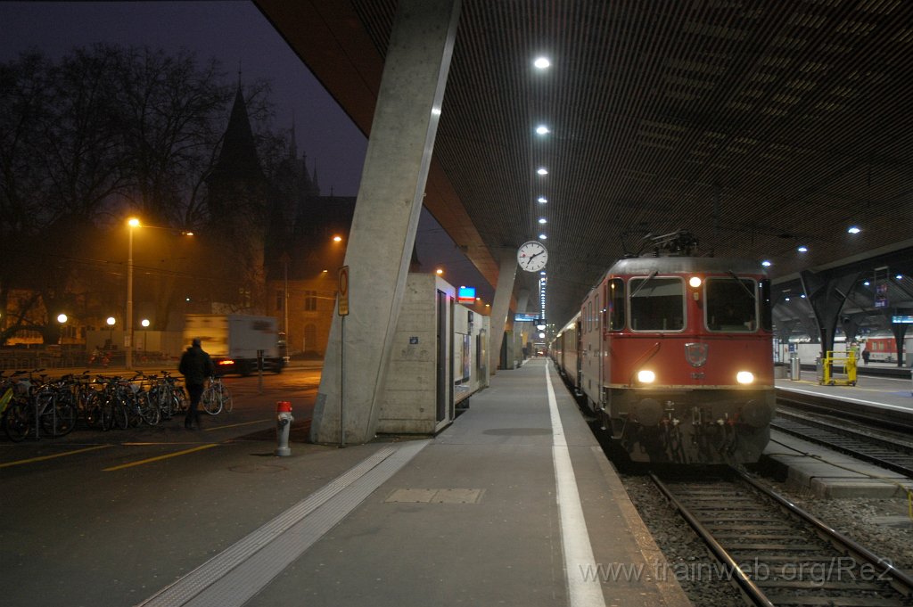 2063-0035-100211.jpg - SBB-CFF Re 4/4'' 11210 / Zürich HB 10.2.2011