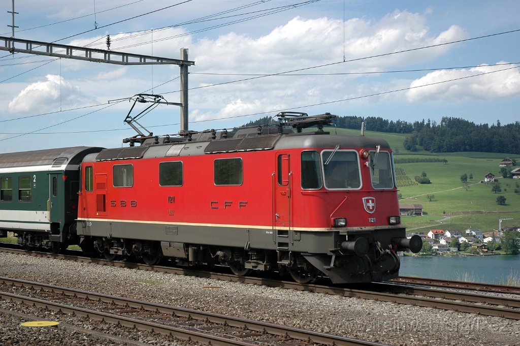 1701-0026-200709.jpg - SBB-CFF Re 4/4'' 11211 / Immensee 20.7.2009
