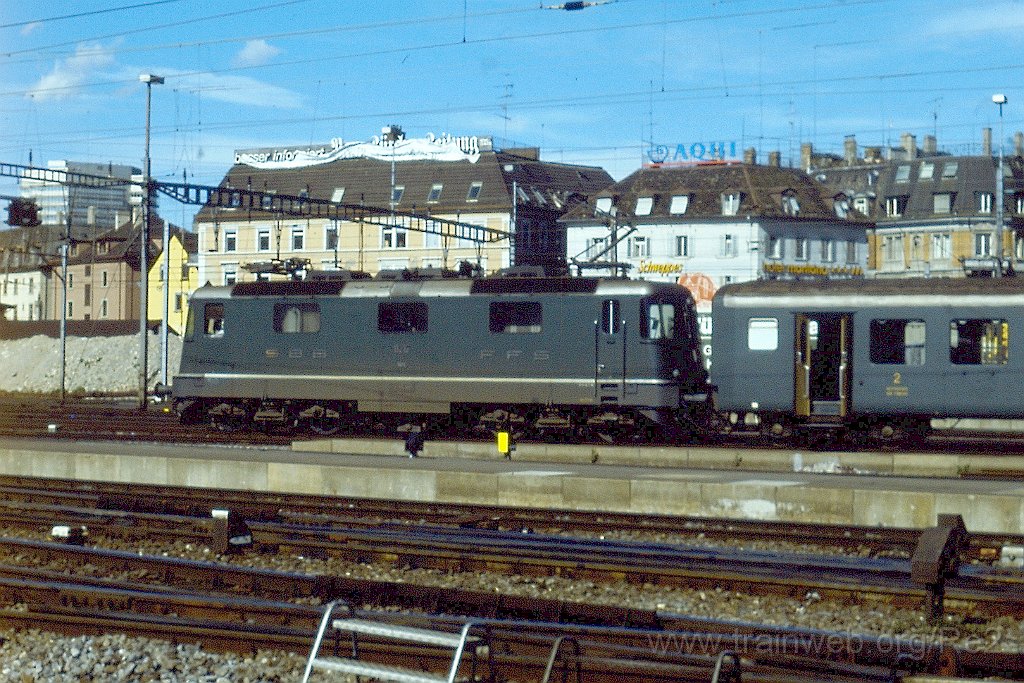 0200-0001-s.jpg - SBB-CFF Re 4/4'' 11212 / Zürich HB 24.9.1988