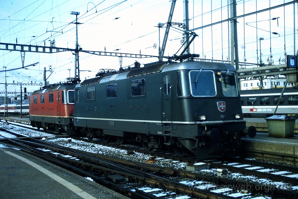 0697-0027.jpg - SBB-CFF Re 4/4'' 11212 + SBB-CFF Re 4/4'' 11279 / Zürich HB 15.12.1997