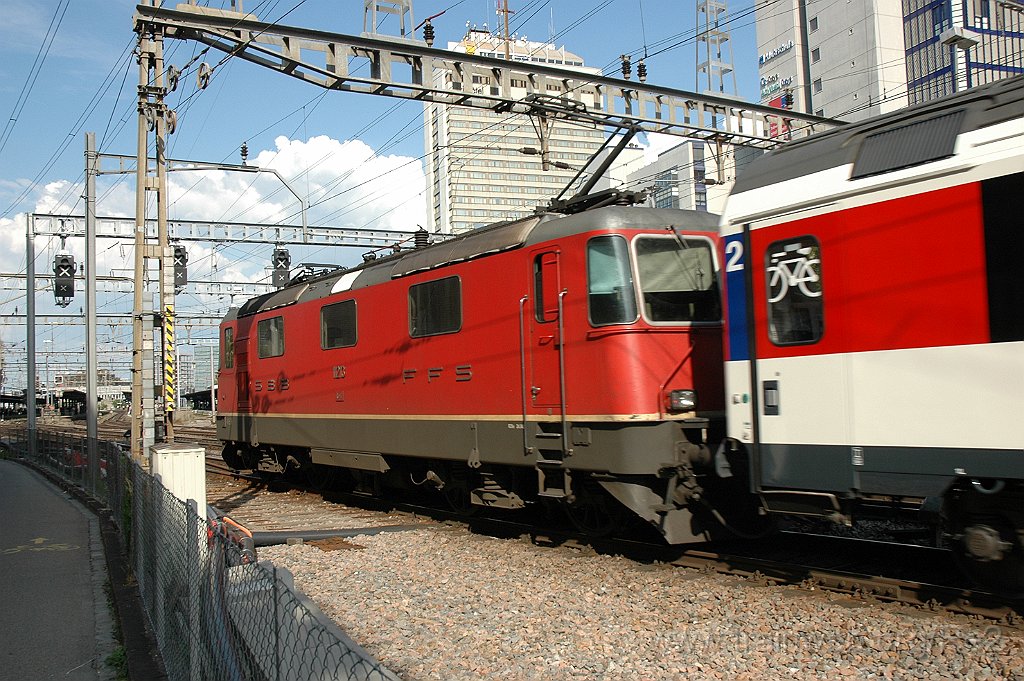 2116-0030-190511.jpg - SBB-CFF Re 4/4'' 11213 / Zürich-Oerlikon 19.5.2011