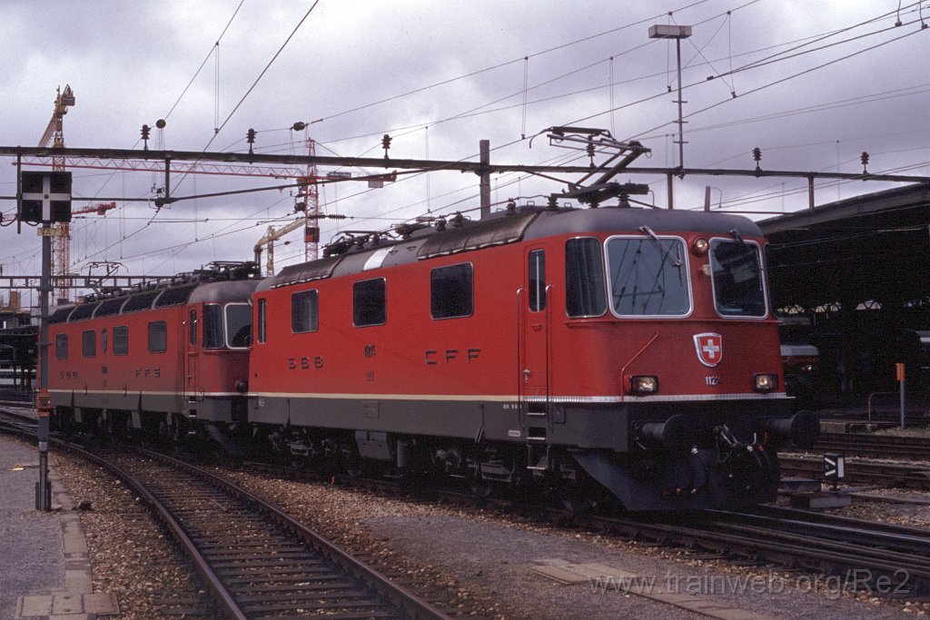 0371-0027.jpg - SBB-CFF Re 4/4'' 11214 + SBB-CFF Re 6/6 11672 ''Balerna'' / Basel 4.4.1992