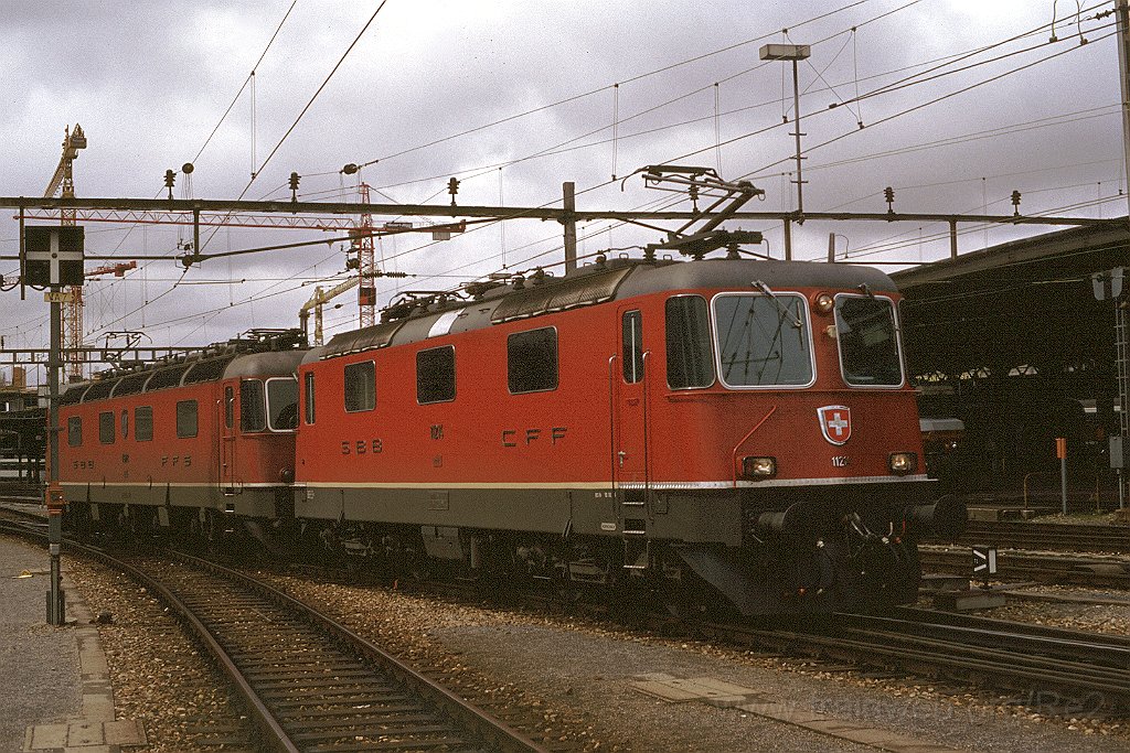 0371-0027.jpg - Re 4/4" 11214 + Re 6/6 11672 "Balerna" / Basel SBB 4.4.1992
