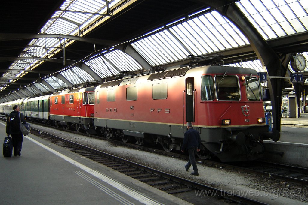 1022-0017-190305.jpg - SBB-CFF Re 4/4'' 11215 + SBB-CFF Re 4/4'' 11181 / Zürich HB 19.3.2005