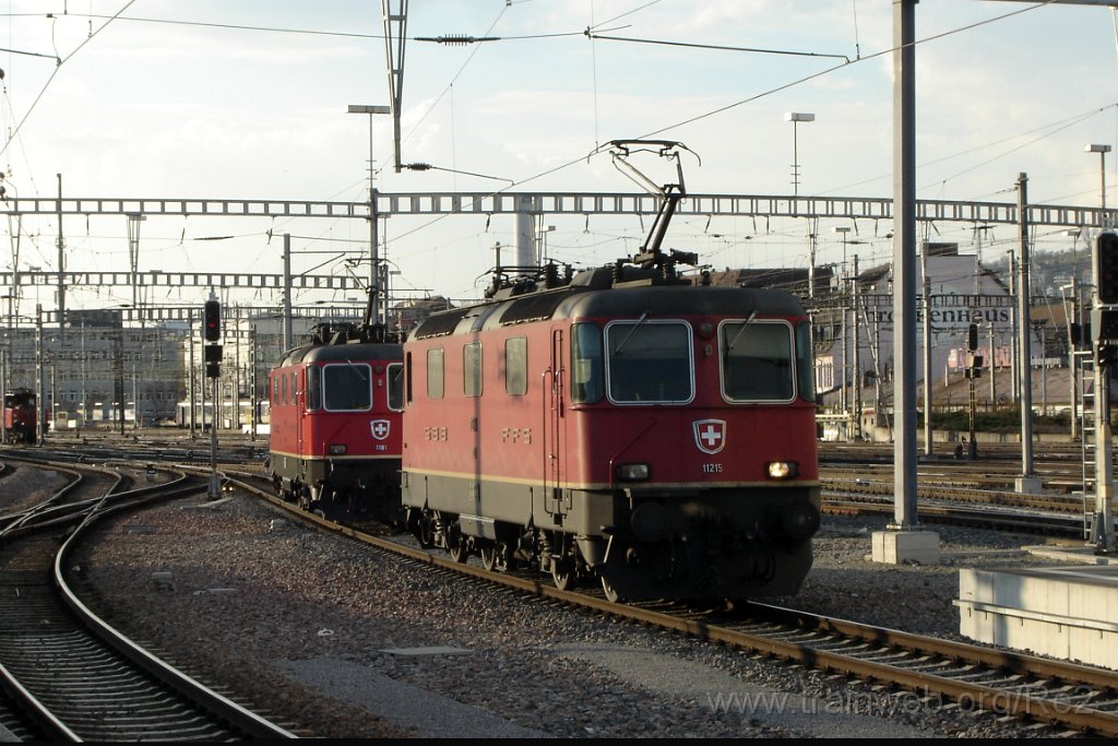 1022-0049-190305.jpg - SBB-CFF Re 4/4'' 11215 + SBB-CFF Re 4/4'' 11181 / Zürich HB 19.3.2005