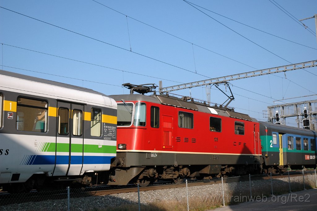 2213-0034-011011.jpg - SBB-CFF Re 4/4'' 11215 / Freienbach (Büe Ufenaustrasse) 1.10.2011
