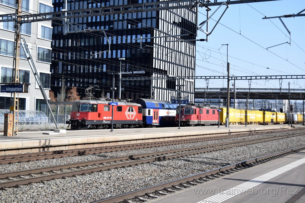 8387-0036-240223.jpg - SBB-CFF Re 420.215-6 (Re 91 85 4 420 215-6 CH-SBB) + SBBC Re 4/4'' 11327 (Re 420.327-9)  (Re 91 85 4 420 327-9 CH-SBBC) / Zürich-Altstetten 24.2.2023
