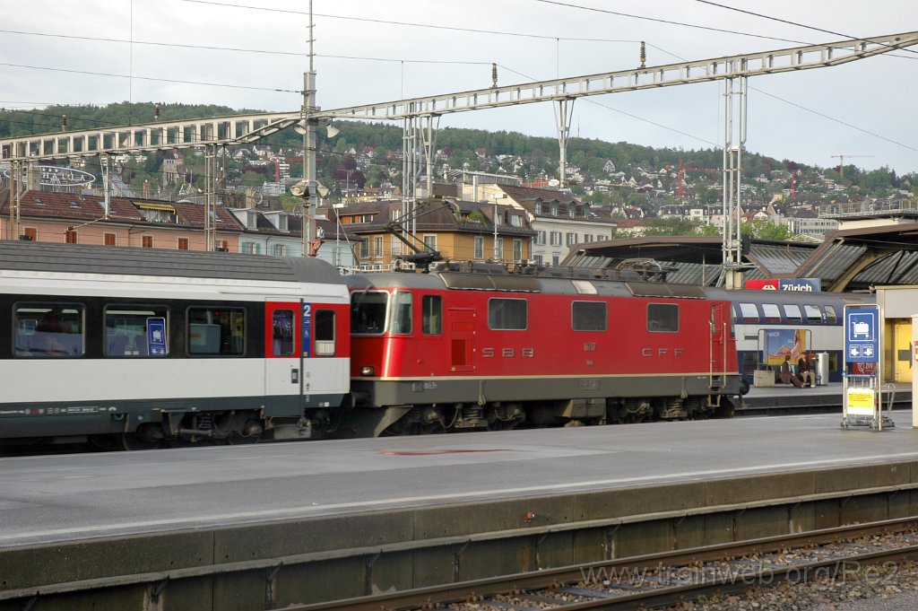 2389-0046-090512.jpg - SBB-CFF Re 4/4'' 11217 / Zürich HB 9.5.2012