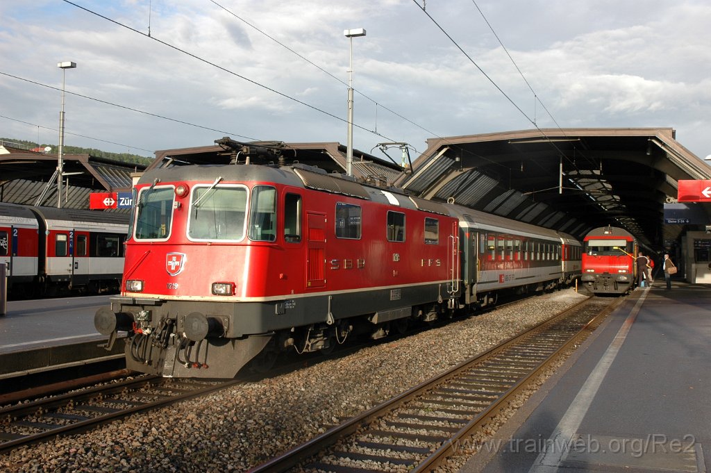 2390-0012-090512.jpg - SBB-CFF Re 4/4'' 11219 + SBB-CFF Bt (IC) 50 85 28-94 926-8 / Zürich HB 9.5.2012