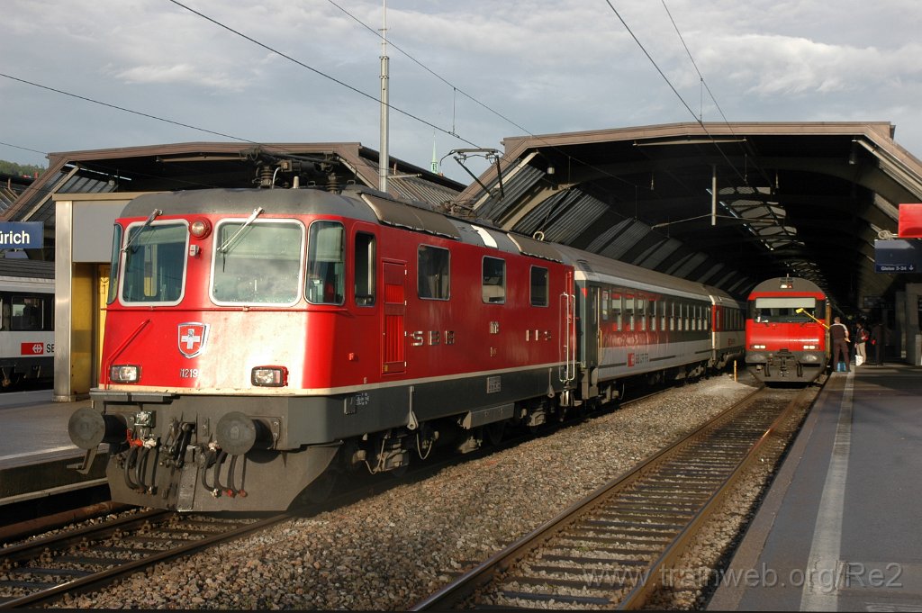 2390-0016-090512.jpg - SBB-CFF Re 4/4'' 11219 + SBB-CFF Bt (IC) 50 85 28-94 926-8 / Zürich HB 9.5.2012