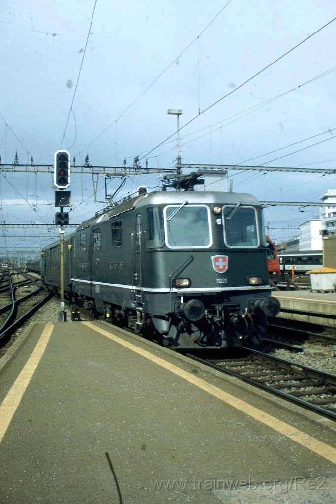 0705-0015.jpg - SBB-CFF Re 4/4'' 11220 / Zürich HB 8.3.1998