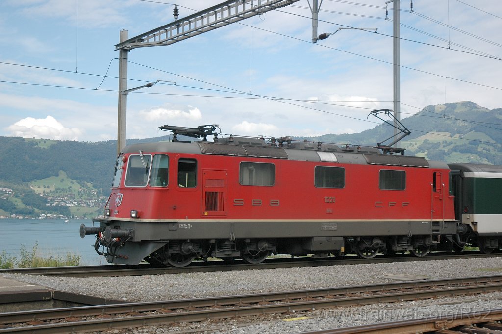 1701-0038-200709.jpg - SBB-CFF Re 4/4'' 11220 / Immensee 20.7.2009