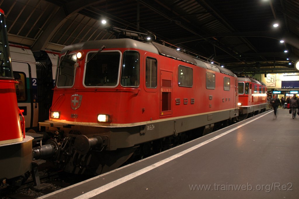 2287-0029-211211.jpg - SBB-CFF Re 4/4'' 11220 + SBB-CFF Re 4/4'' 11172 / Zürich HB 21.12.2011