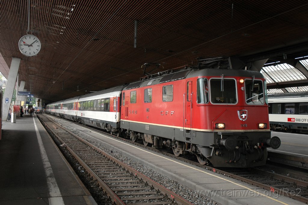2433-0028-110612.jpg - SBB-CFF Re 4/4'' 11220 / Zürich HB 11.6.2012