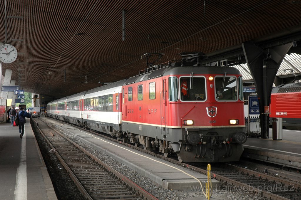 2433-0033-110612.jpg - SBB-CFF Re 4/4'' 11220 / Zürich HB 11.6.2012