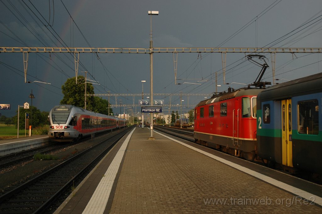 2850-0018-180613.jpg - SBB-CFF Re 4/4'' 11220 + SOB RABe 526.042-7 / Pfäffikon SZ 18.6.2013