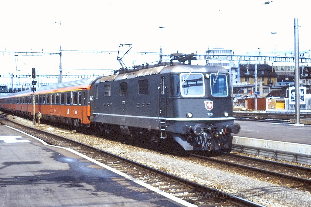 0340-0013-s.jpg - SBB-CFF Re 4/4'' 11221 / Zürich HB 1.5.1991