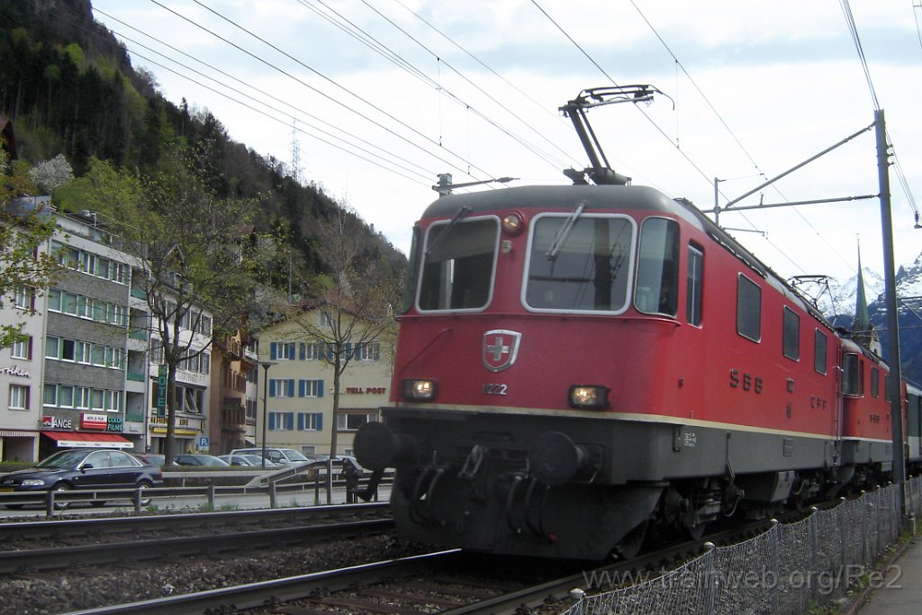 1037-0001-240405.jpg - SBB-CFF Re 4/4'' 11222 + SBB-CFF Re 4/4'' 11116 / Flüelen (Seestrasse) 24.4.2005