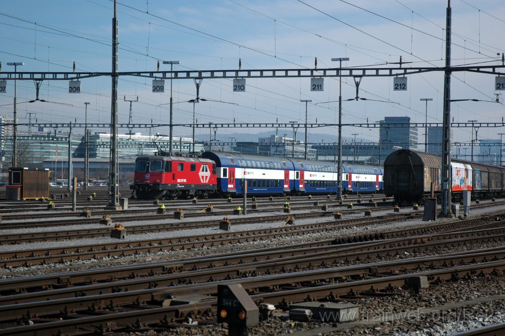 3514-0009-160315.jpg - SBB-CFF Re 420.223-0 (Re 91 85 4 420 223-0 CH-SBB) + SBBC Hbbillns 199 ''Zukunft ist Luxus'' (Hbbillns 21 85  24-57 199-7 CH-SBBC) + SBBC Hbbillns 395 (Hbbillns 21 85  24-59 395-9 CH-SBBC) / Zürich-Mülligen 16.3.2015