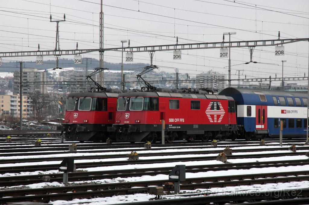 3496-0012-090215.jpg - SBB-CFF Re 420.225-5 (Re 91 85 4 420 225-5 CH-SBB) + SBB-CFF Re 420.211-5 (Re 91 85 4 420 211-5 CH-SBB) / Zürich-Mülligen 9.2.2015