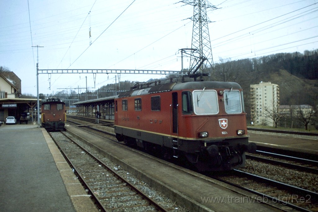 0795-0024.jpg - SBB-CFF Re 4/4'' 11226 + SBB-CFF Te'' 172 / Puidoux-Chexbres 3.3.2000