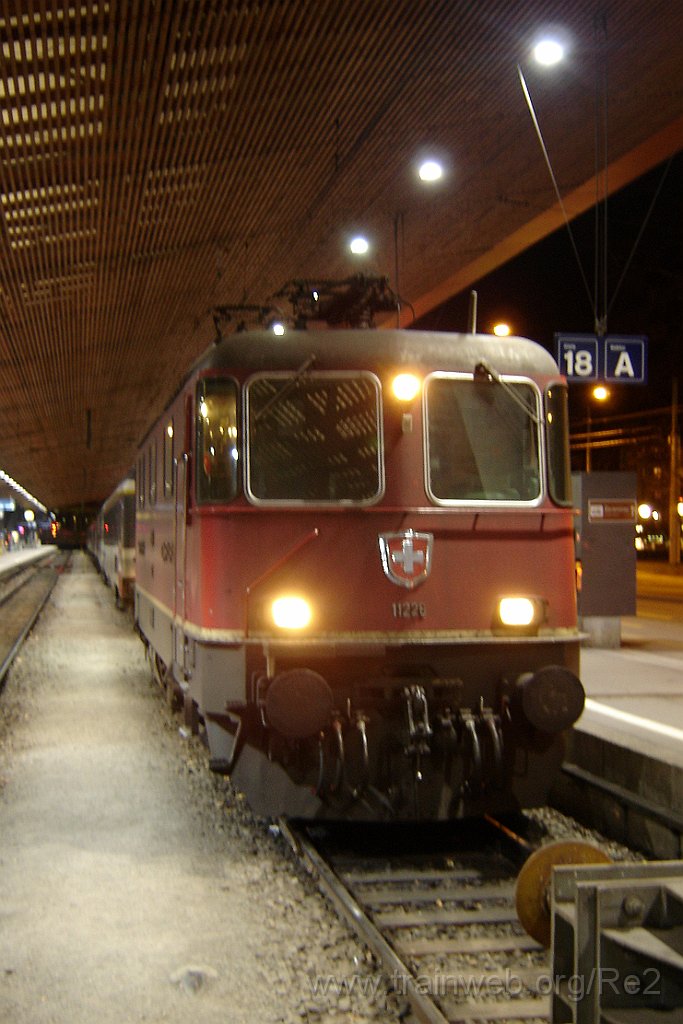 1007-0012-080105.jpg - SBB-CFF Re 4/4'' 11226 / Zürich HB 8.1.2005