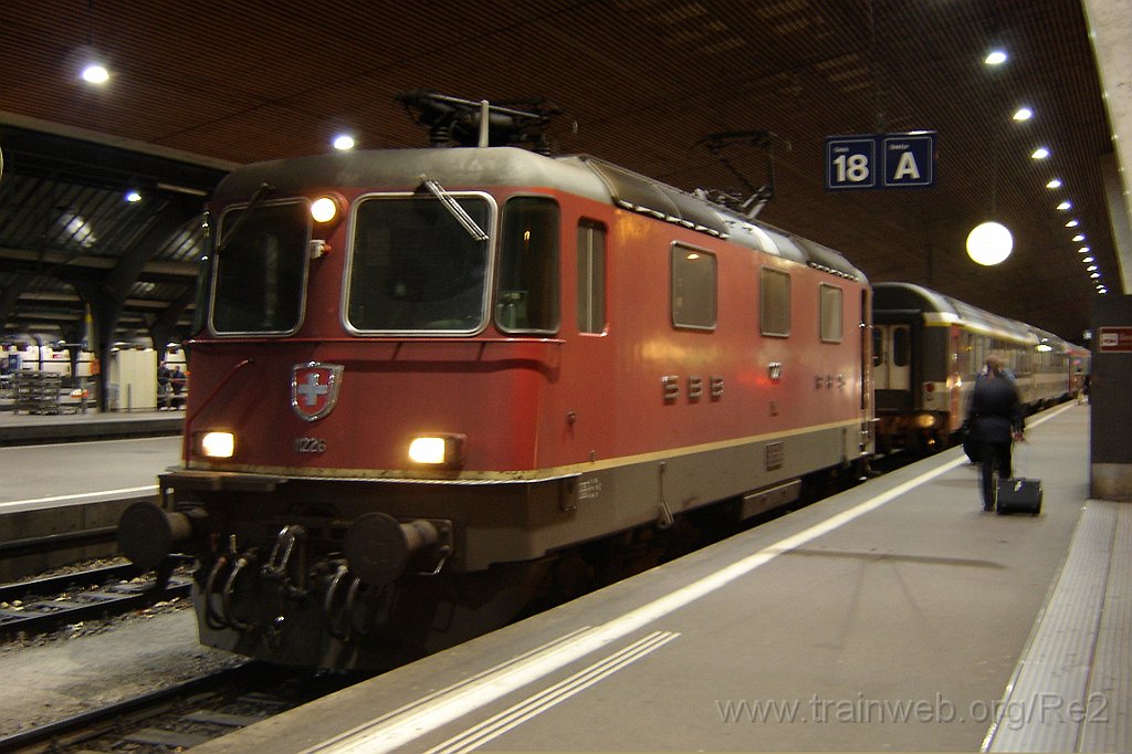 1007-0014-080105.jpg - SBB-CFF Re 4/4'' 11226 / Zürich HB 8.1.2005