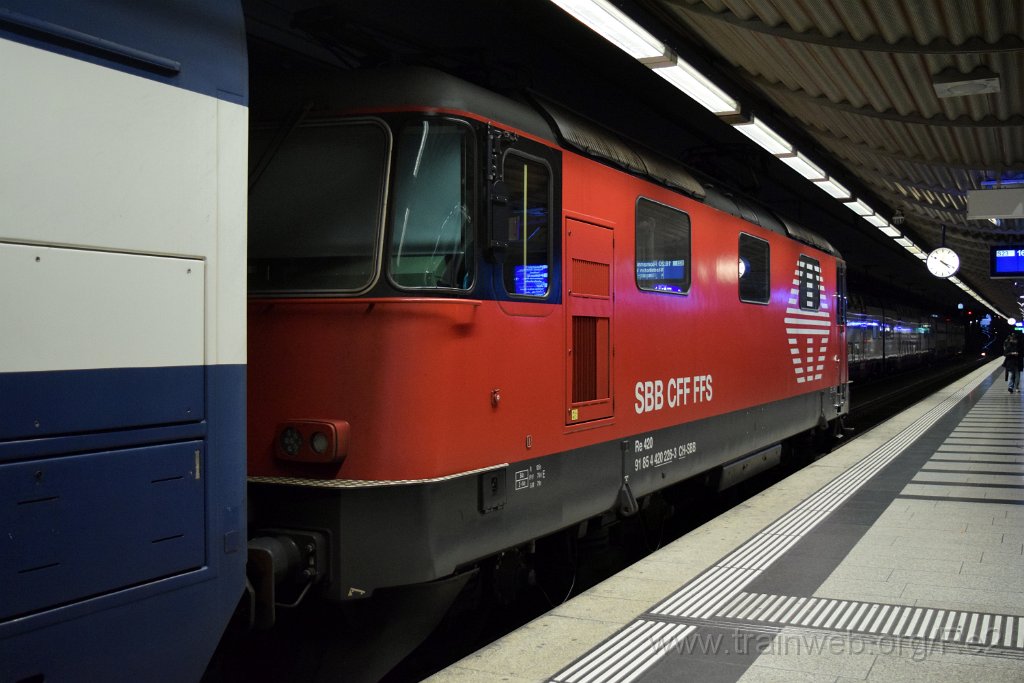 8335-0046-221222.jpg - SBB-CFF Re 420.226-3 (Re 91 85 4 420 226-3 CH-SBB) / Zürich HB (Museumstrasse) 22.12.2022