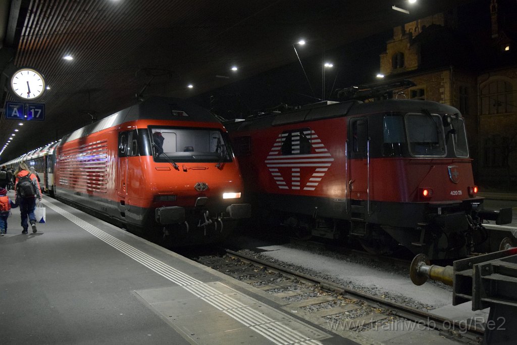 8907-0004-191223.jpg - SBB-CFF Re 420.226-3 (Re 91 85 4 420 226-3 CH-SBB) + SBB-CFF Re 460.113-4 ''Irchel'' (Re 91 85 4 460 113-4 CH-SBB) / Zürich HB 19.12.2023