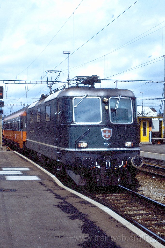 0340-0011-s.jpg - SBB-CFF Re 4/4'' 11227 / Zürich HB 1.5.1991