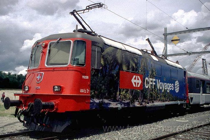 0725-20W.JPG - SBB-CFF Re 4/4'' 11228 ''Kuoni'' / Allmend Brunau (Baustelle Zimmerbergtunnel) 11.7.1998