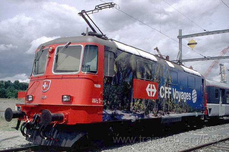 0725-26W.JPG - SBB-CFF Re 4/4'' 11228 ''Kuoni'' / Allmend Brunau (Baustelle Zimmerbergtunnel) 11.7.1998