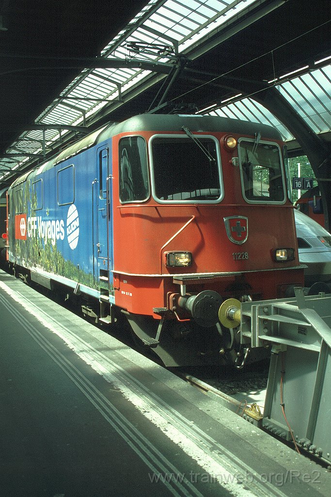 0819-0036.jpg - SBB-CFF Re 4/4'' 11228 ''Kuoni'' / Zürich HB 16.6.2000