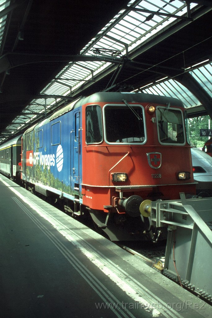 0819-0037.jpg - SBB-CFF Re 4/4'' 11228 ''Kuoni'' / Zürich HB 16.6.2000