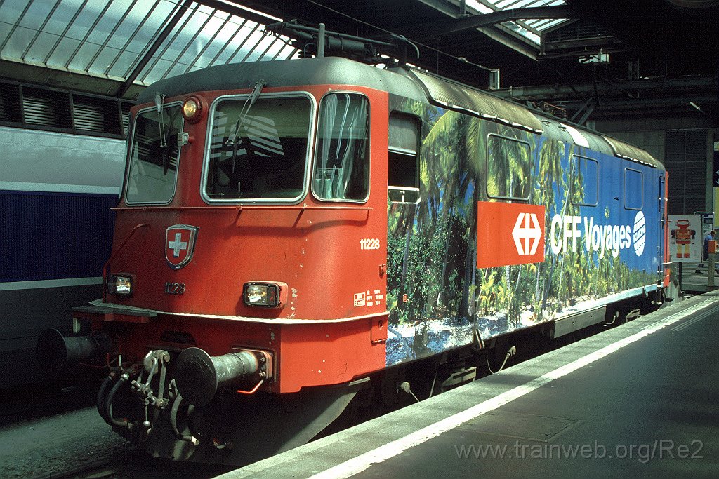 0819-0038.jpg - SBB-CFF Re 4/4'' 11228 ''Kuoni'' / Zürich HB 16.6.2000