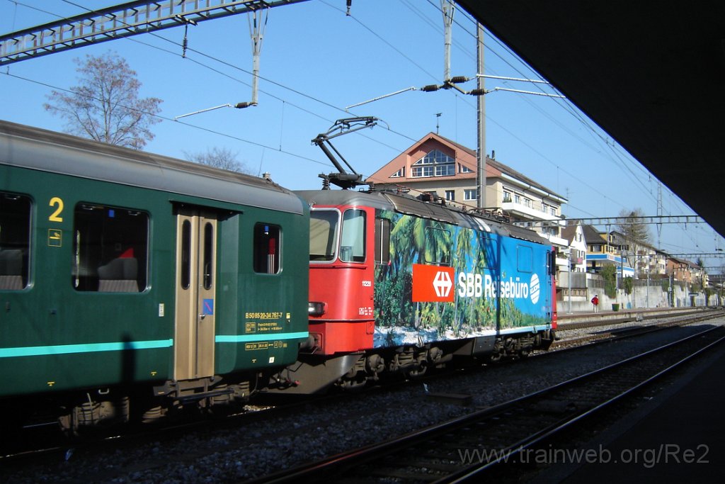 1024-0005-010405.jpg - SBB-CFF Re 4/4'' 11228 ''Kuoni'' / Dübendorf 1.4.2005