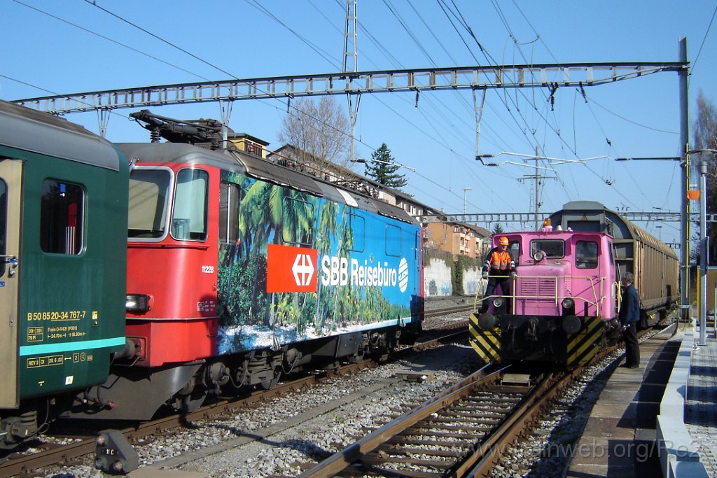 1024-0006-010405.jpg - SBB-CFF Re 4/4'' 11228 ''Kuoni'' + Hügler Tm 237.900-6 / Dübendorf 1.4.2005