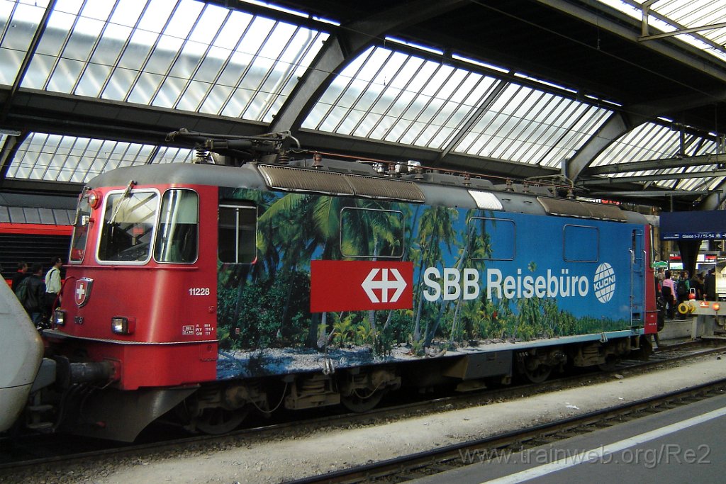 1049-0024-200505.jpg - SBB-CFF Re 4/4'' 11228 ''Kuoni'' / Zürich HB 20.5.2005