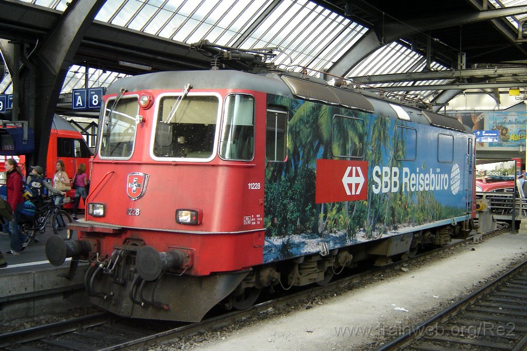 1049-0029-200505.jpg - SBB-CFF Re 4/4'' 11228 ''Kuoni'' / Zürich HB 20.5.2005