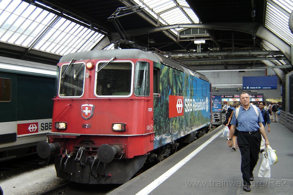 1205-0031-140706.jpg - SBB-CFF Re 4/4'' 11228 ''Kuoni'' / Zürich HB 14.7.2006